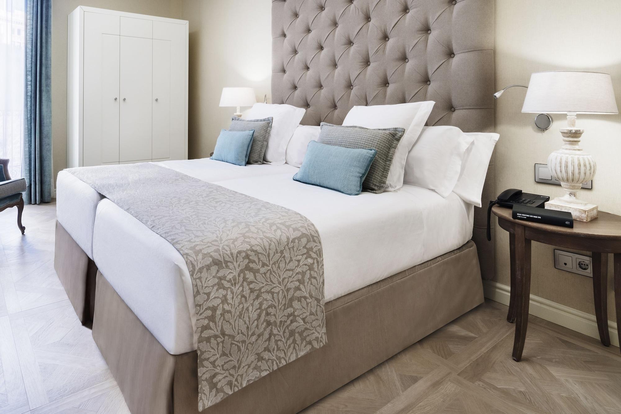 Lamaro Hotel Barcelona Ngoại thất bức ảnh A bed with a bed skirt