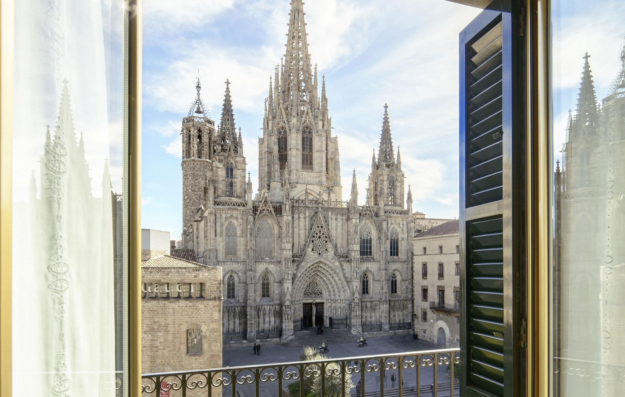 Lamaro Hotel Barcelona Ngoại thất bức ảnh View of the cathedral from the hotel