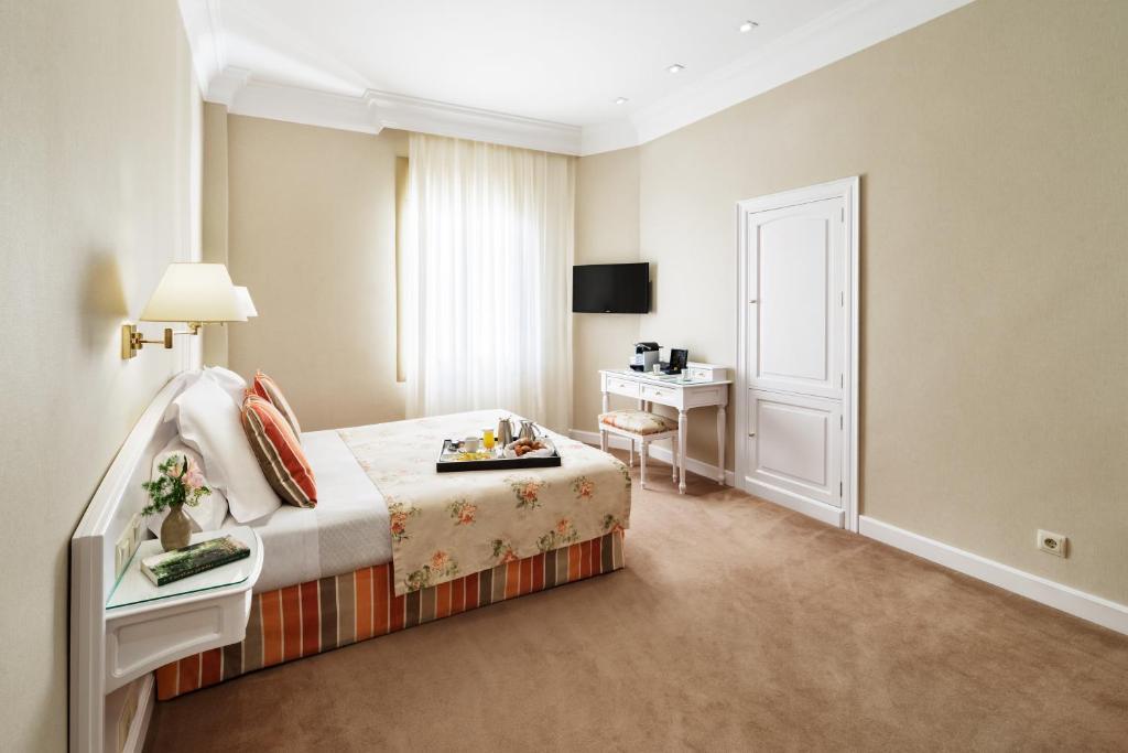 Lamaro Hotel Barcelona Ngoại thất bức ảnh A room at the hotel