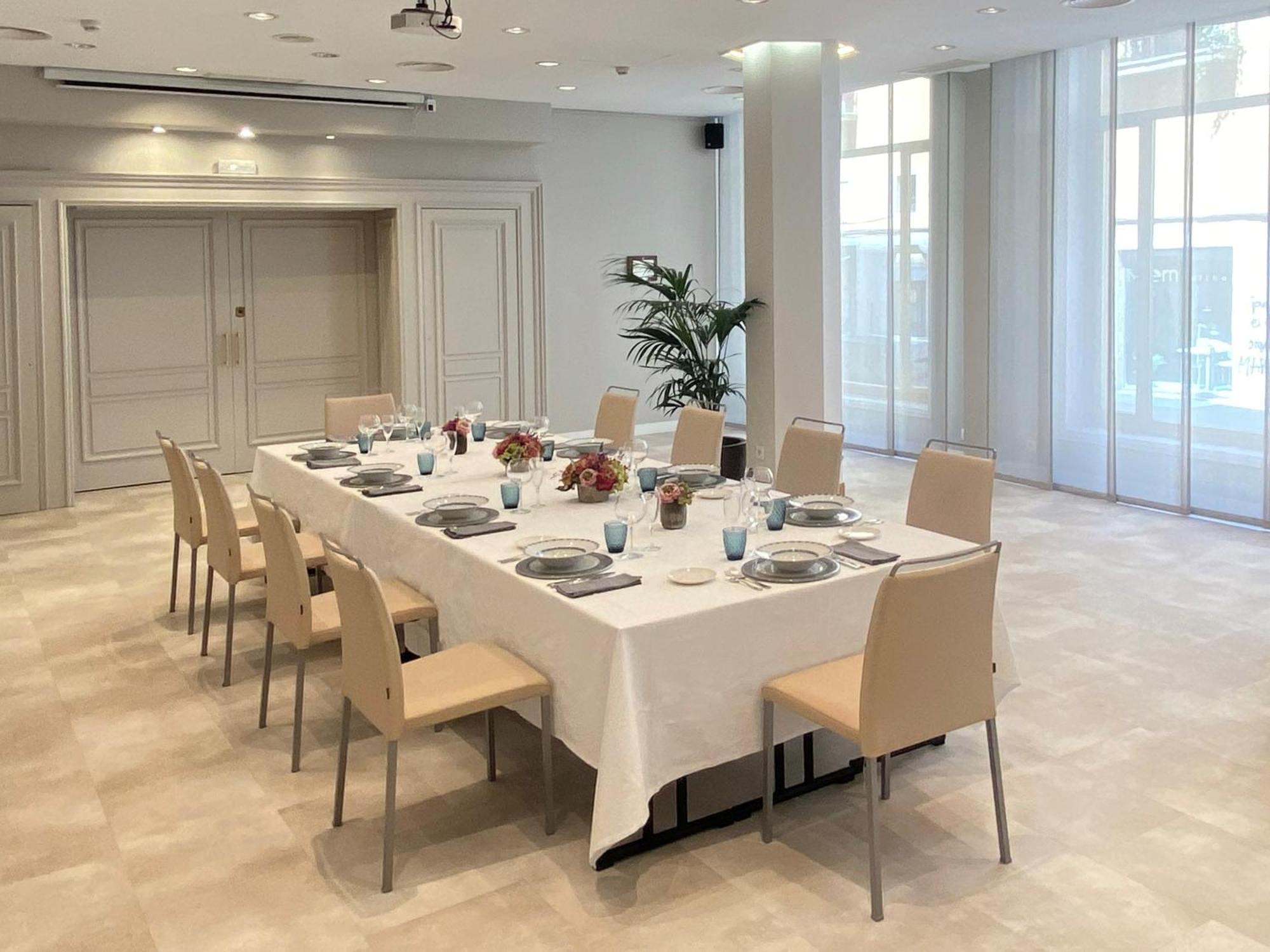 Lamaro Hotel Barcelona Ngoại thất bức ảnh The dining room at the Royal Society
