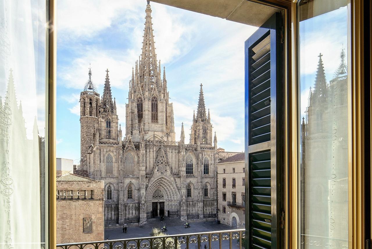Lamaro Hotel Barcelona Ngoại thất bức ảnh View of the cathedral from the hotel