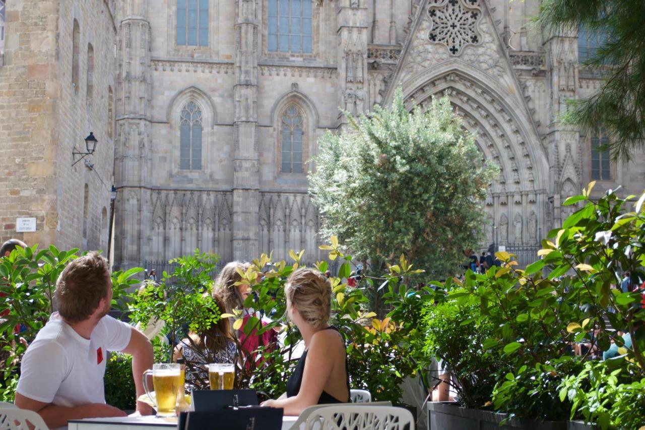 Lamaro Hotel Barcelona Ngoại thất bức ảnh A terrace in front of the cathedral